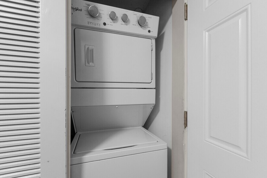 Building Photo - 5731 N Washtenaw Ave