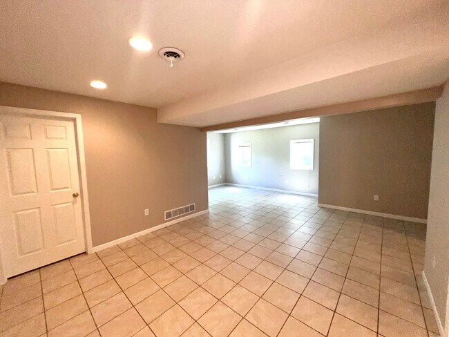 Building Photo - Spacious 3-bed, 2-bath Single Family Home!