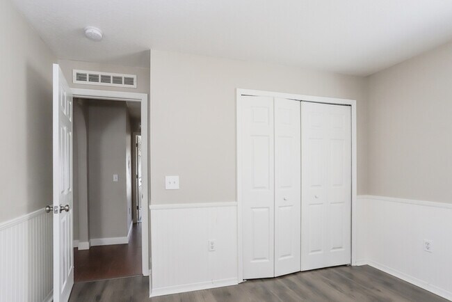 Building Photo - 806 Brenton Leaf Dr