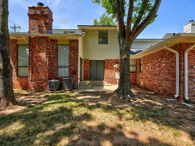 Building Photo - Beautiful 3bed/3bath Townhome Available in Westside Norman!!