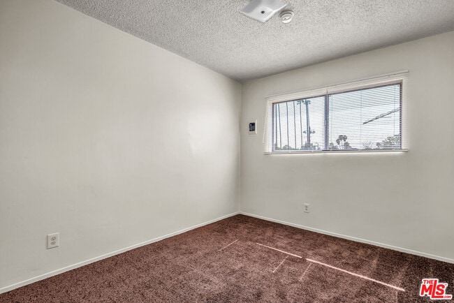 Building Photo - 1095 W 39th St