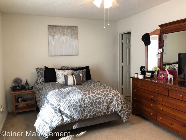 Building Photo - 120 Mark Twain Cir