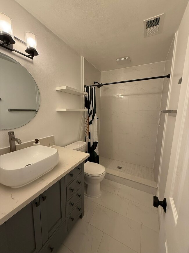 Building Photo - Renovated 2/1 Home walkable to Downtown De...