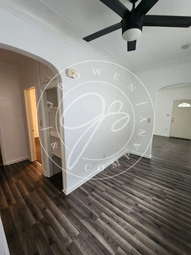 Building Photo - 2-Bedroom Gem! Large kitchen. Convienient ...