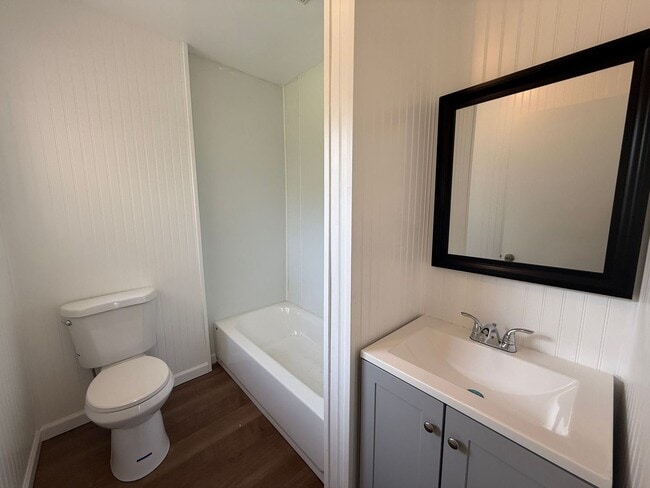 Building Photo - Pensacola - Lakeview - 3 bedroom, 2 bathroom