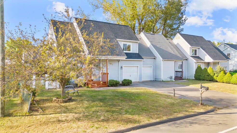 Building Photo - 670 Middletown Ave
