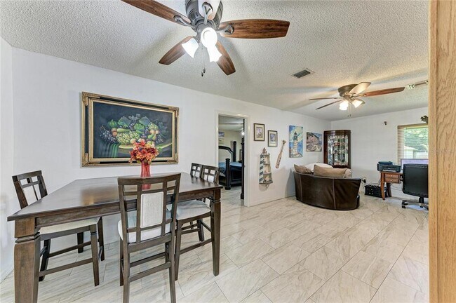 Building Photo - 1520 Sunnyhills Dr