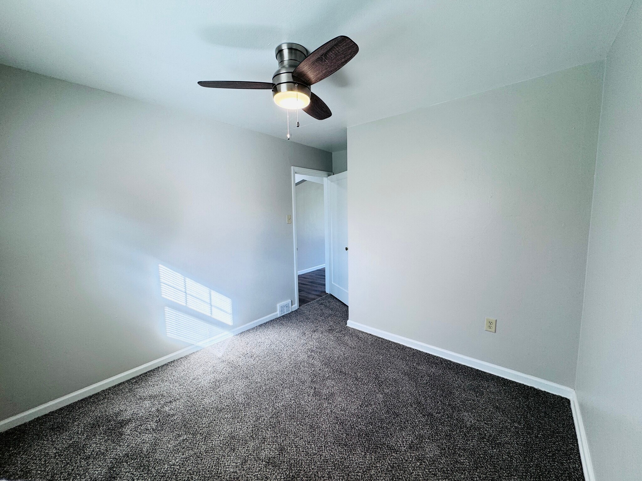 Building Photo - 1220 Colonial Ln