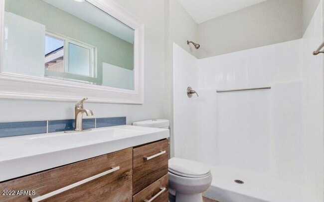 Building Photo - Renovated Glendale Beauty