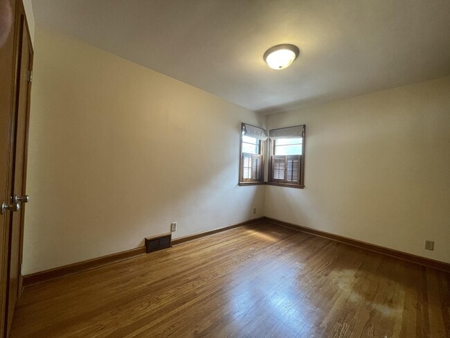 Building Photo - 317 15th Ave N