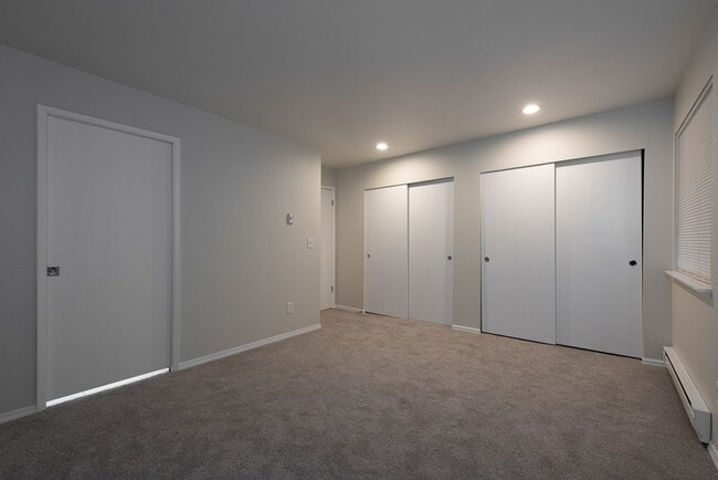 Building Photo - Beautifully Remodeled 2 Bed 2 Bath Redmond Condo!