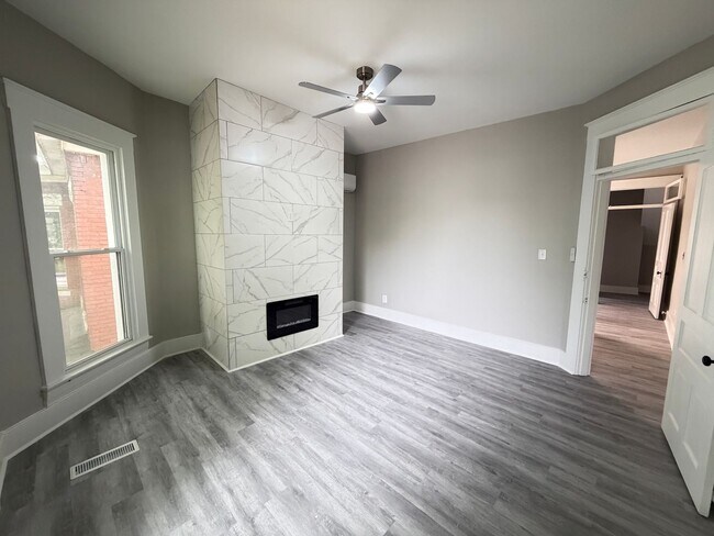 Building Photo - Huge 4 Bed and 2.5 Bath Home!