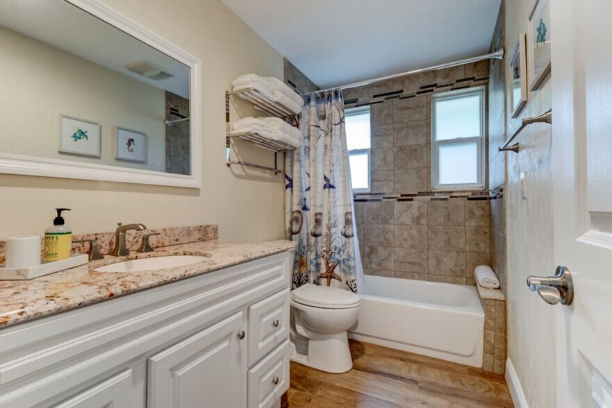Building Photo - 4013 S Peninsula Dr