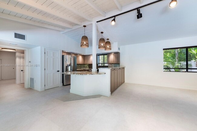 Building Photo - 1107 NE 118th St