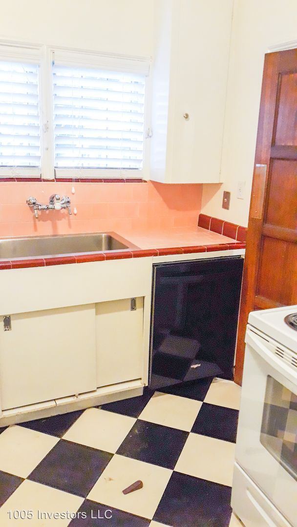 Building Photo - 1005 E Roy St