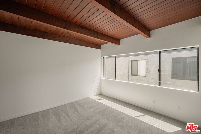 Building Photo - 1805 S Barrington Ave