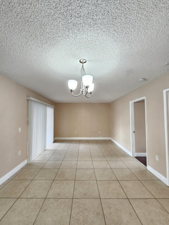 Building Photo - 1543 Lake Crystal Dr