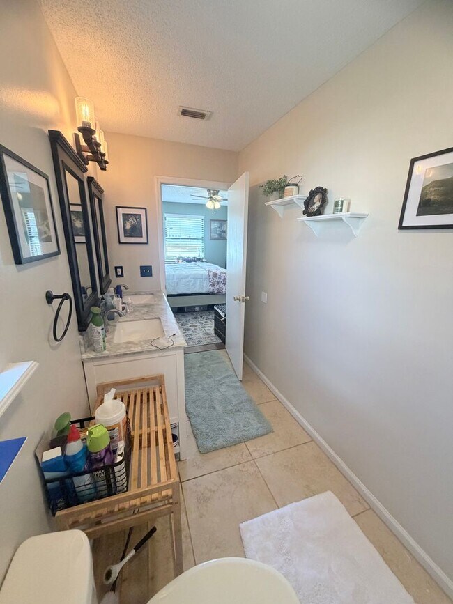 Building Photo - Fenced in 4 Bed 2 Bath in Mariners Landing