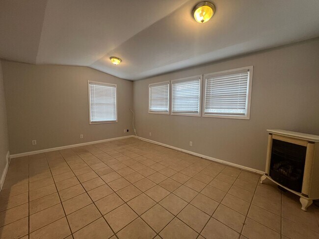 Building Photo - Spacious 3BR Home with 1-Car Garage & Private Backyard in Johnson City