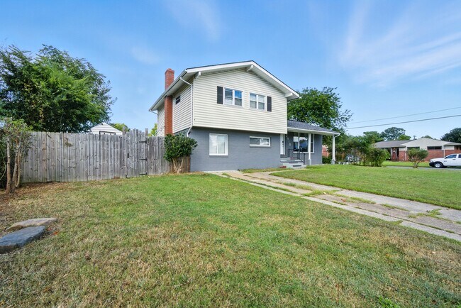 Building Photo - 2918 Somerset Ln