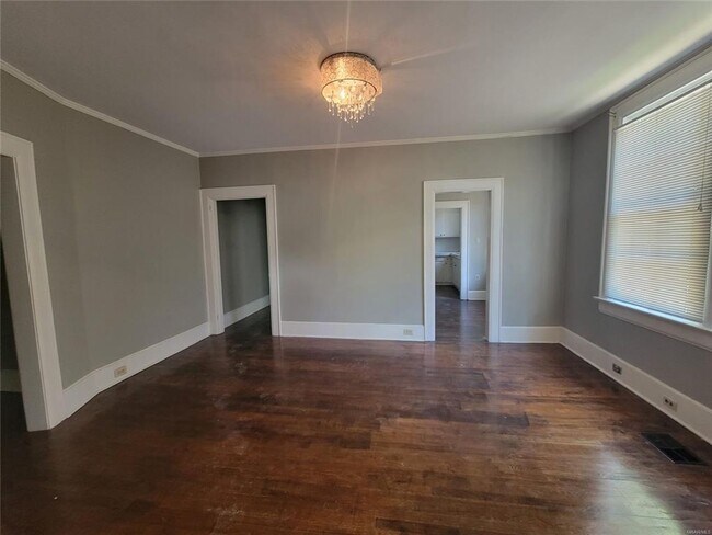 Building Photo - 2 Bedroom 1 Bath in Triplex in the Beautiful Garden District