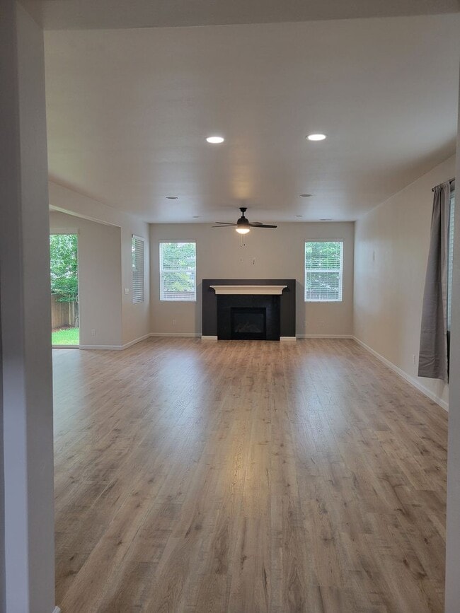 Building Photo - Great 3 bedr. with large loft in perfect l...