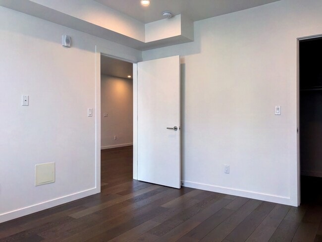 Building Photo - 1 Bed, 1 Bath SOMA Condo - Newer Bldg with...