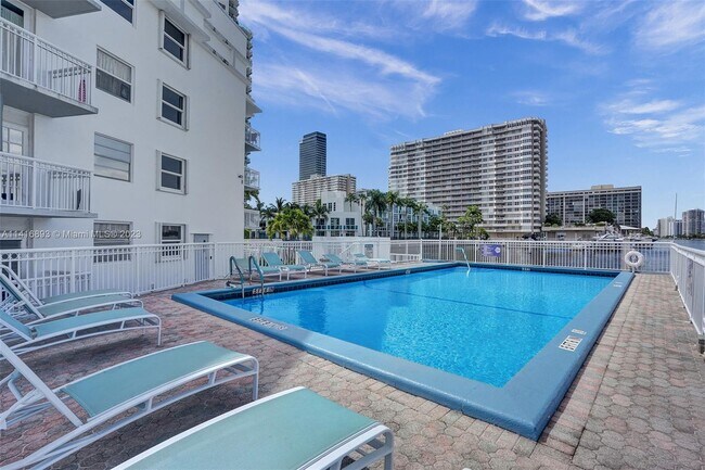 Building Photo - 1913 S Ocean Dr