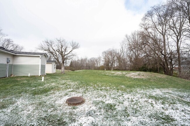 Building Photo - "Cozy 1-Bedroom Retreat: Perfectly Located Gem in Greenfield, IN!"