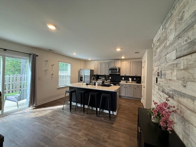 Building Photo - Fully Furnished - Move in Ready - Less than 12 month lease in SNEADS FERRY