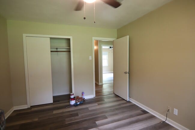 Building Photo - 880 Morning Glory Dr