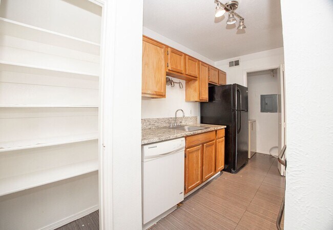 Building Photo - 18333 Roehampton Dr