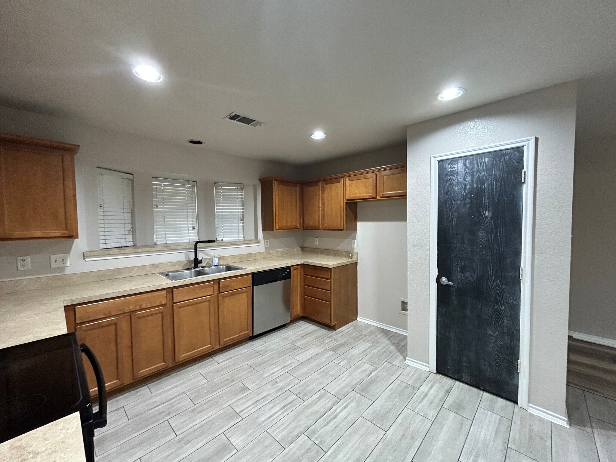 Building Photo - 10445 Hideaway Trl
