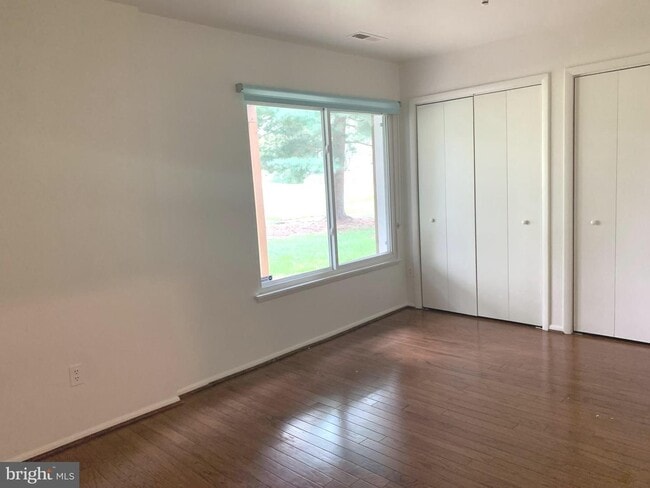 Building Photo - Beautifully updated 2 bd 1 bth patio level condo backing to open area.