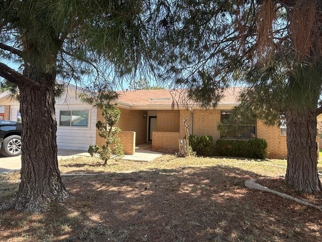 Building Photo - 9008 Holiday Dr