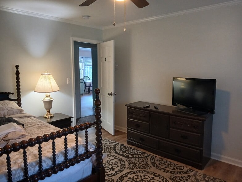 Room C - Dresser/TV - 3634 Riley Rd