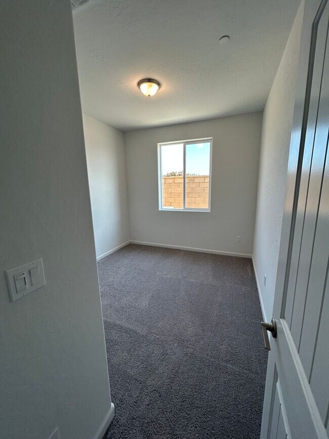 Building Photo - 1021 W Payson Ave