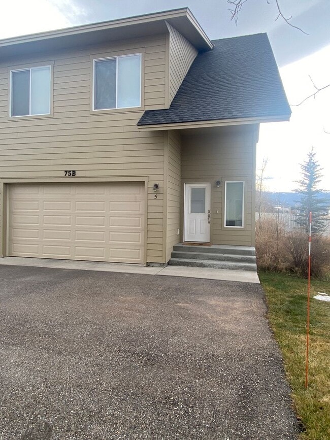 Building Photo - Victor - 4BR 3.5 Bath Townhouse Attached Garage