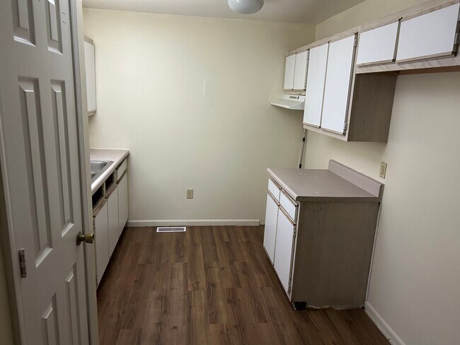 Building Photo - 608 Hope St