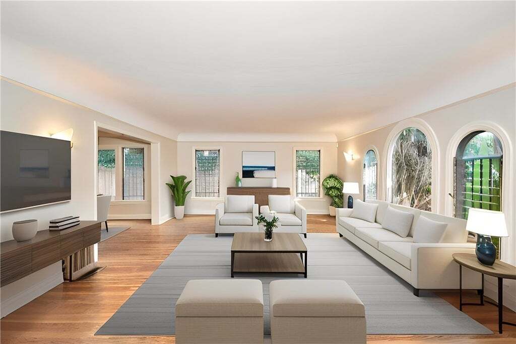Living Room - 6669 De Longpre Ave
