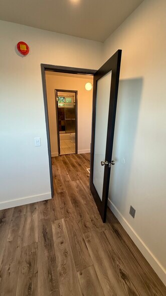 2nd floor landing. - 1320 Mohawk St