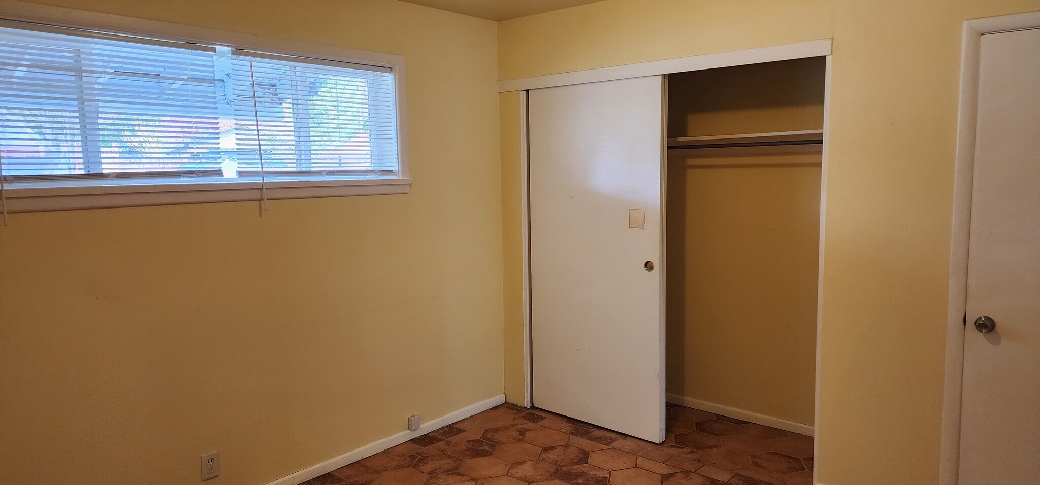 Bedroom - 907 E Laird Ave