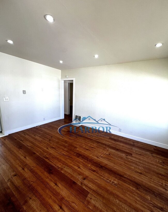 Building Photo - Spacious 3-Bedroom 1.5 Bath with a Large B...