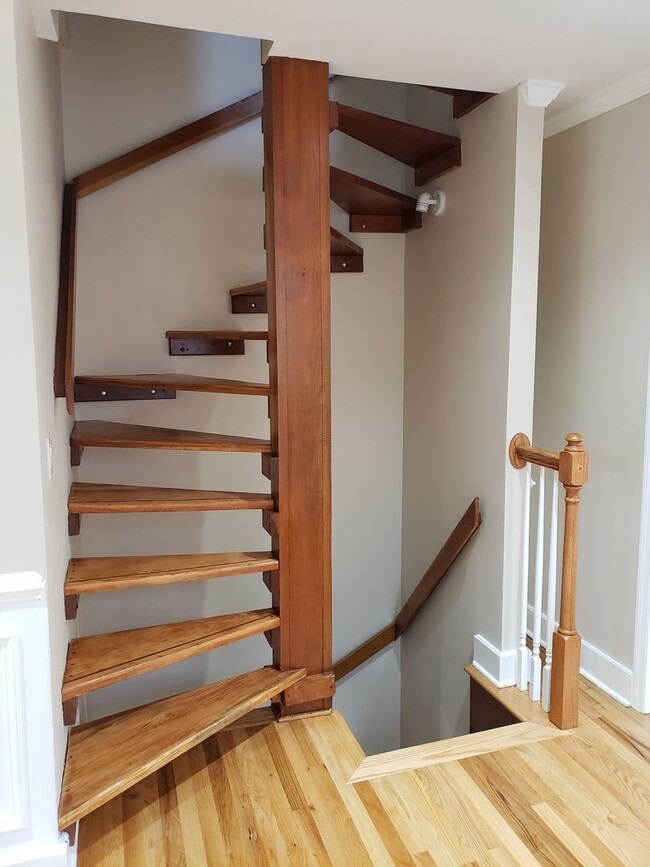 Building Photo - 4 Bedroom - 2 Bath - Great Location