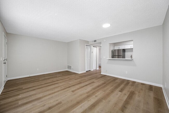Building Photo - Spacious 1 Bed-1Bath Apartment Newly Renov...