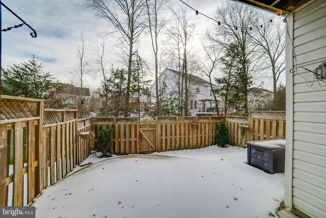 Building Photo - 22072 Avonworth Square