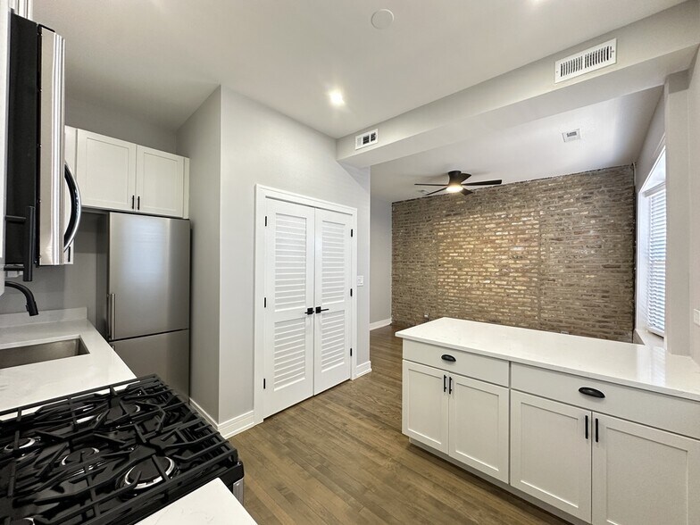 Building Photo - 3840 N Wilton Ave