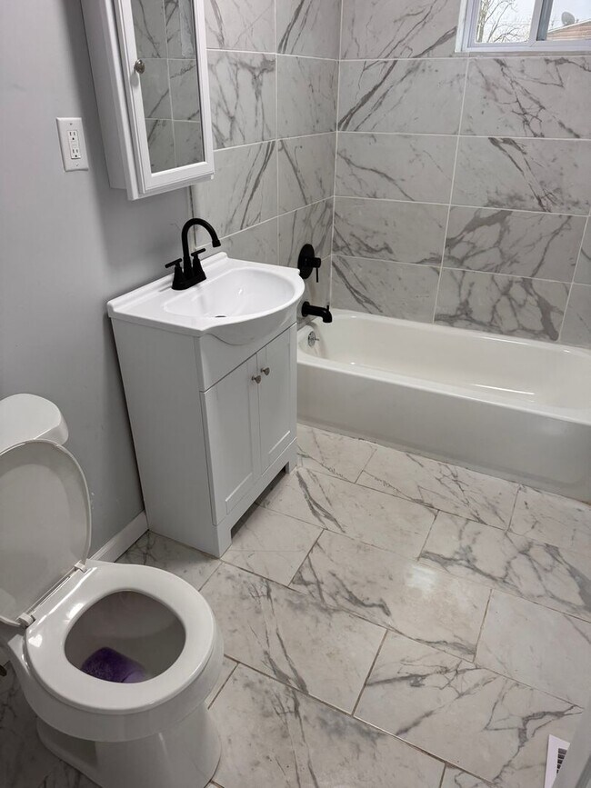 Building Photo - Fully Updated 3 Bedroom - 1 bathroom - $1,295