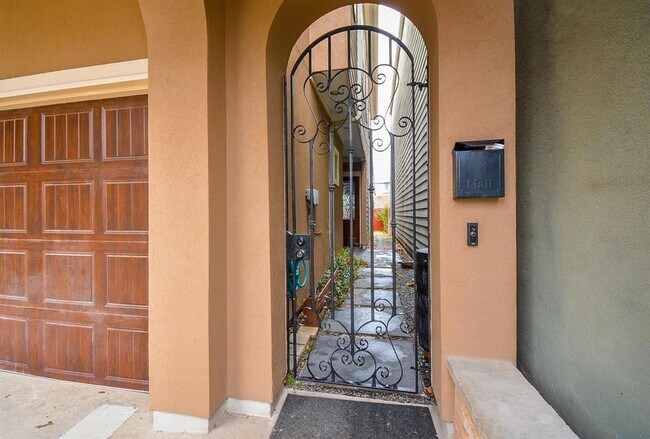 Building Photo - 1205 Aurora St