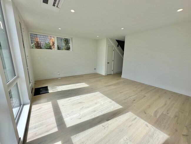 Building Photo - Stunning Queen Anne Home - Incredible Views! Available 10/1/2026!